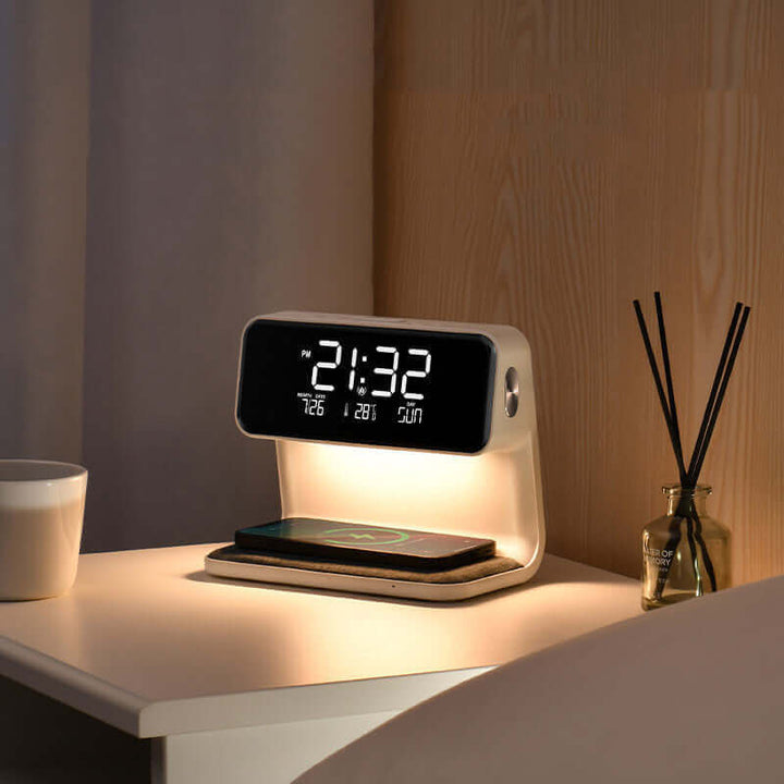 Kreative 3 In 1 Nachttischlampe Drahtloses Laden LCD-Bildschirm Wecker Drahtloses Telefon Ladegerät