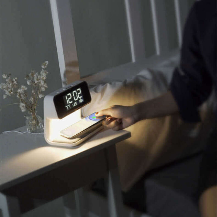 Kreative 3 In 1 Nachttischlampe Drahtloses Laden LCD-Bildschirm Wecker Drahtloses Telefon Ladegerät