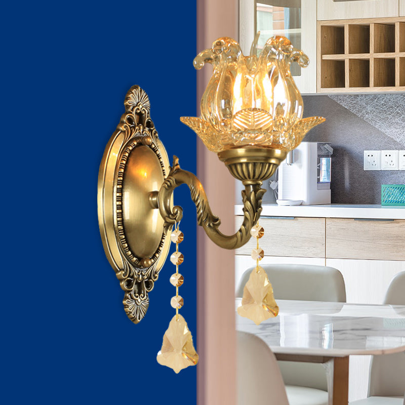 Traditionelle halb-offene Blumen-Wandlampe 1/2-Licht klares Glas Wandmontage Beleuchtung in Messing