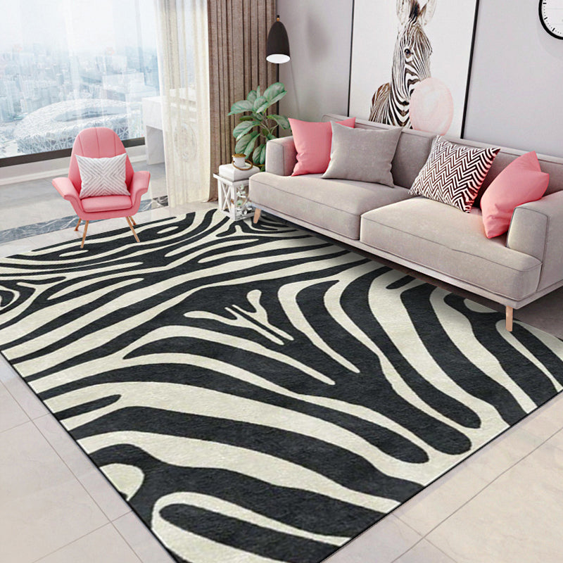 Zeitgenössischer Zebra-Streifen-Teppich Schwarz und Weiß Polyester-Teppich Maschinenwaschbar Rutschfester Teppich für das Schlafzimmer