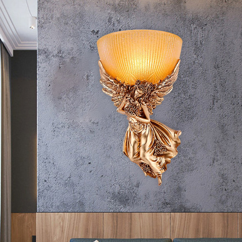 Einsäulige Engel Wandleuchte Landsitz Gold Harz Wandmontierte Lampe mit Bernsteinfarbenem Geriffeltem Glas Schirm, Rechts