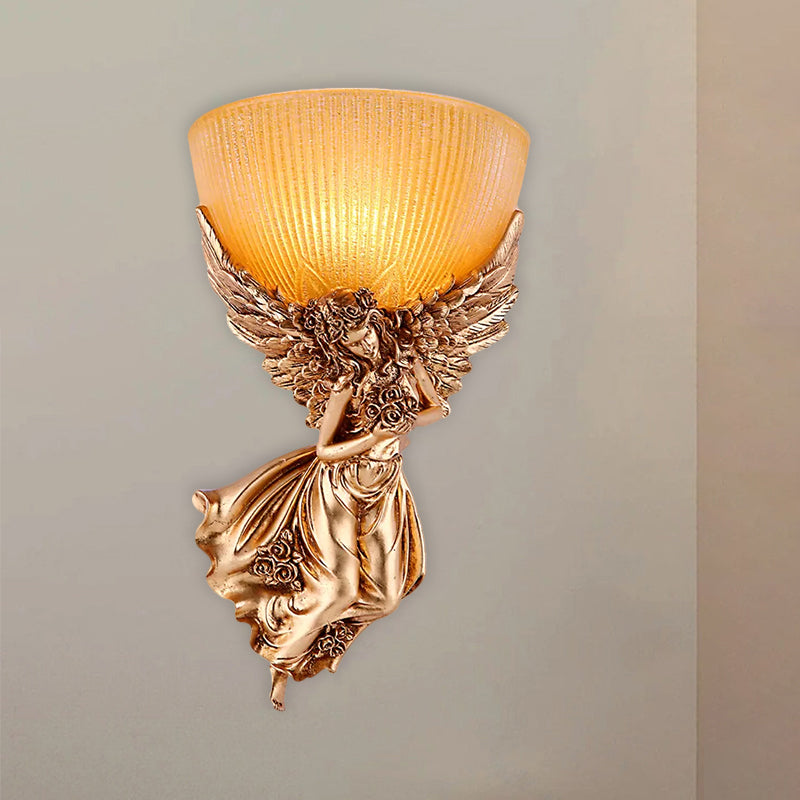 Einsäulige Engel Wandleuchte Landsitz Gold Harz Wandmontierte Lampe mit Bernsteinfarbenem Geriffeltem Glas Schirm, Rechts