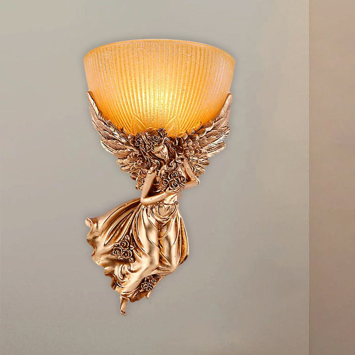 Einsäulige Engel Wandleuchte Landsitz Gold Harz Wandmontierte Lampe mit Bernsteinfarbenem Geriffeltem Glas Schirm, Rechts