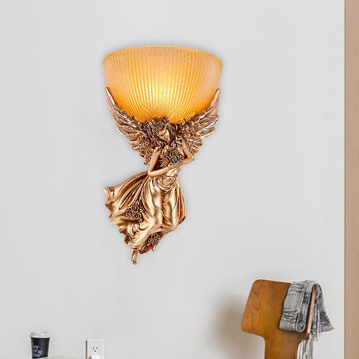 Einsäulige Engel Wandleuchte Landsitz Gold Harz Wandmontierte Lampe mit Bernsteinfarbenem Geriffeltem Glas Schirm, Rechts