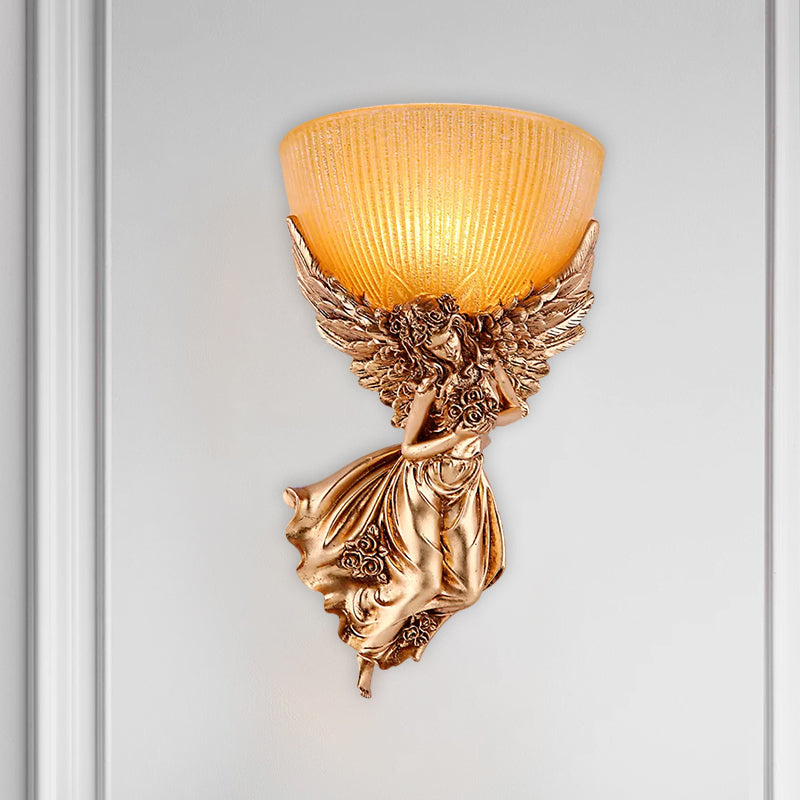 Einsäulige Engel Wandleuchte Landsitz Gold Harz Wandmontierte Lampe mit Bernsteinfarbenem Geriffeltem Glas Schirm, Rechts