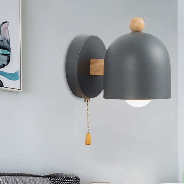 Nordic kleine Kuppel Zugkette Wandlampe Eisen 1 Glühbirne Schlafzimmer Wandmontage Beleuchtung in Grau mit Holzdetails