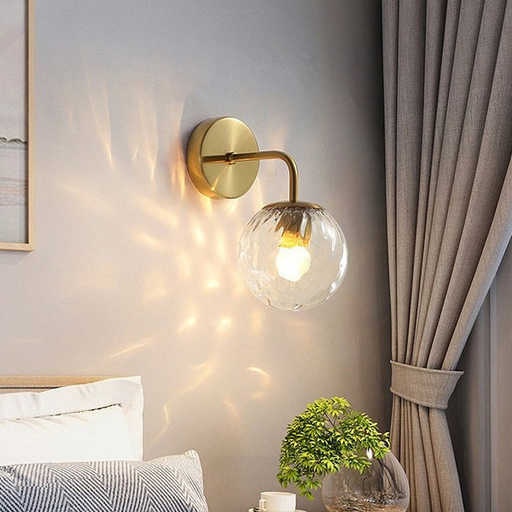Ball-förmige Wandleuchte Minimalistisches klares gewelltes Glas 1-Licht Schlafzimmer Wandleuchte mit gebogenem Arm in Schwarz/Gold