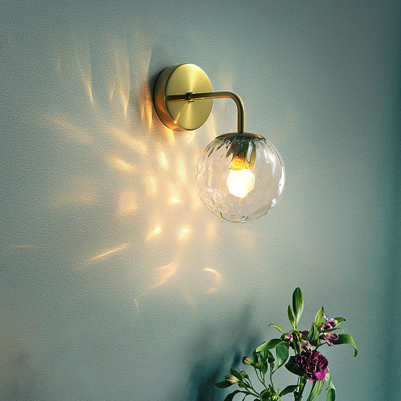 Ball-förmige Wandleuchte Minimalistisches klares gewelltes Glas 1-Licht Schlafzimmer Wandleuchte mit gebogenem Arm in Schwarz/Gold