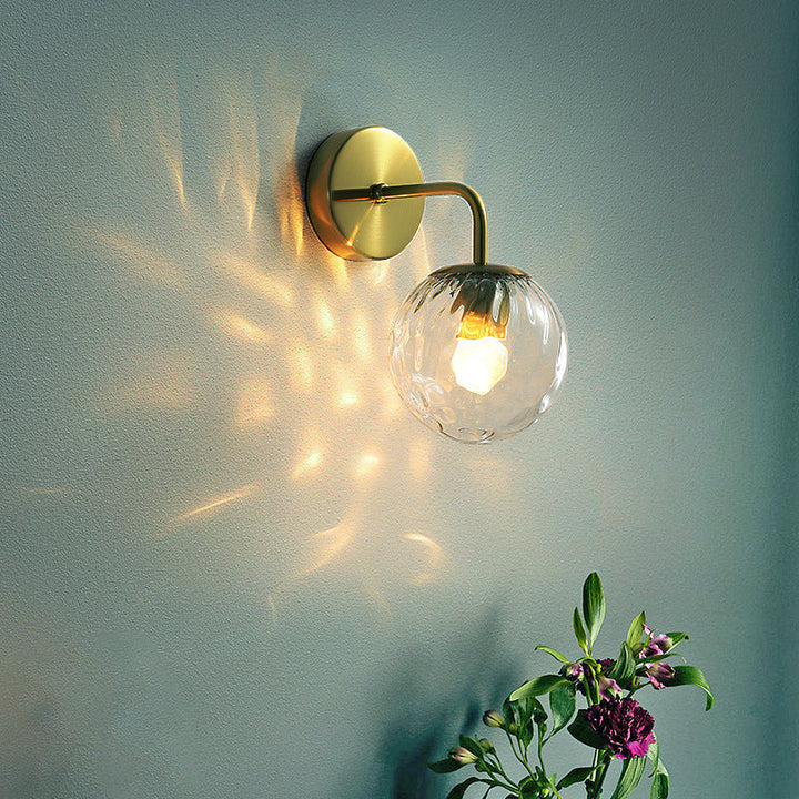 Ball-förmige Wandleuchte Minimalistisches klares gewelltes Glas 1-Licht Schlafzimmer Wandleuchte mit gebogenem Arm in Schwarz/Gold