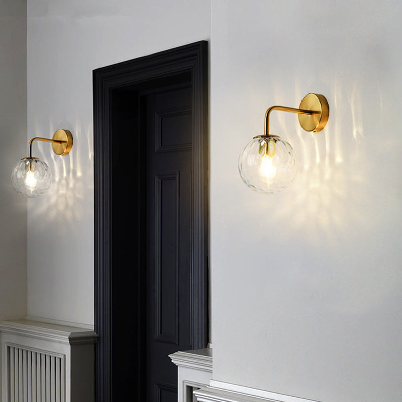 Ball-förmige Wandleuchte Minimalistisches klares gewelltes Glas 1-Licht Schlafzimmer Wandleuchte mit gebogenem Arm in Schwarz/Gold