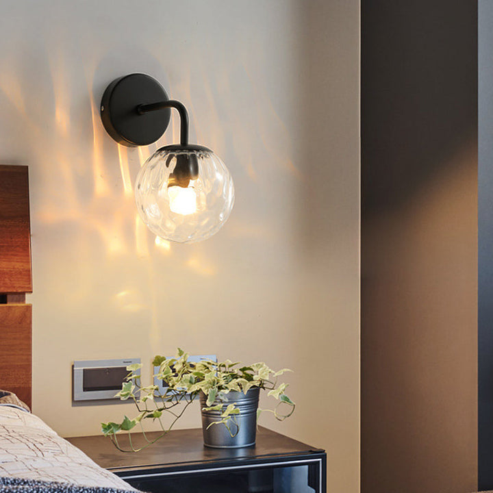 Ball-förmige Wandleuchte Minimalistisches klares gewelltes Glas 1-Licht Schlafzimmer Wandleuchte mit gebogenem Arm in Schwarz/Gold