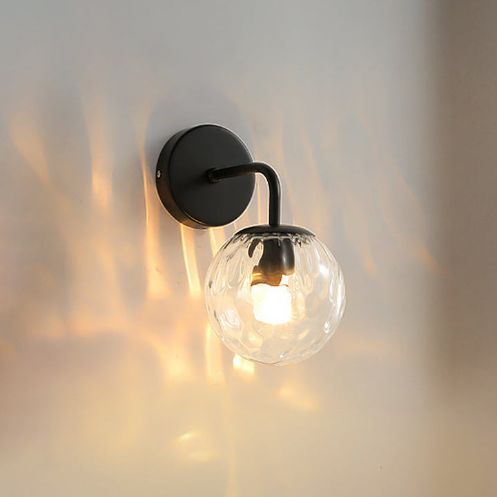 Ball-förmige Wandleuchte Minimalistisches klares gewelltes Glas 1-Licht Schlafzimmer Wandleuchte mit gebogenem Arm in Schwarz/Gold