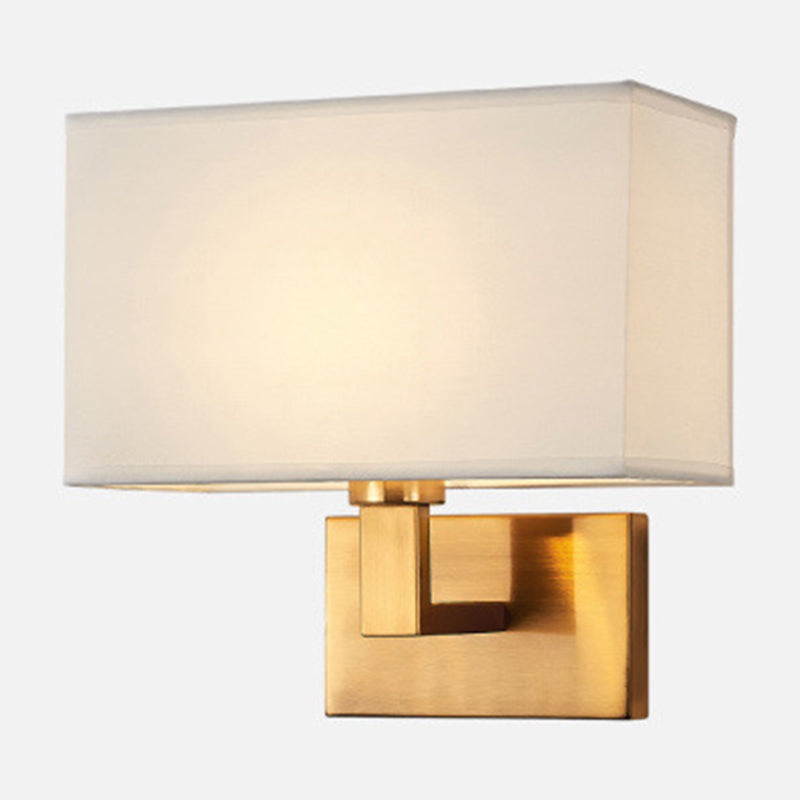 Postmoderne Kubus Wandleuchte Stoff 1-Licht Nachttisch Lese Wandleuchte in Weiß/Beige/Braun mit Schwarz/Gold Arm