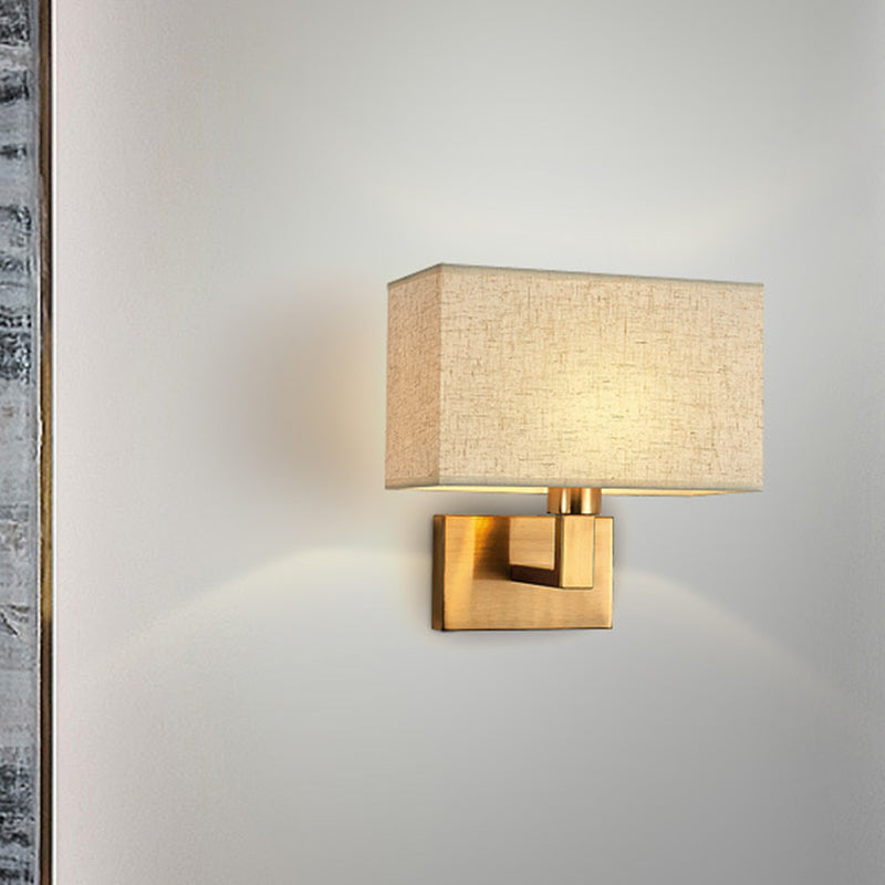 Postmoderne Kubus Wandleuchte Stoff 1-Licht Nachttisch Lese Wandleuchte in Weiß/Beige/Braun mit Schwarz/Gold Arm