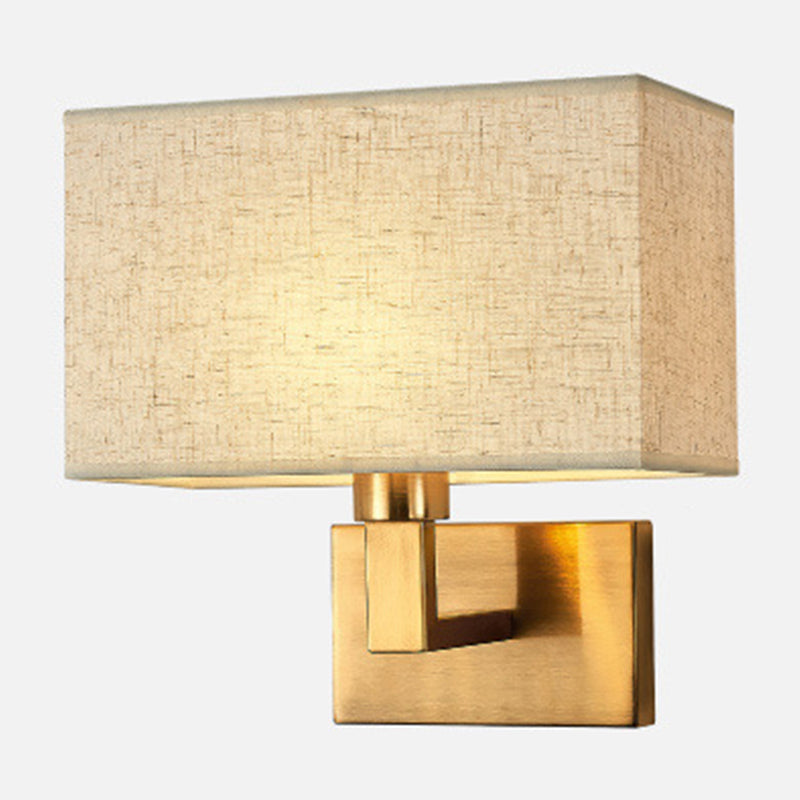 Postmoderne Kubus Wandleuchte Stoff 1-Licht Nachttisch Lese Wandleuchte in Weiß/Beige/Braun mit Schwarz/Gold Arm