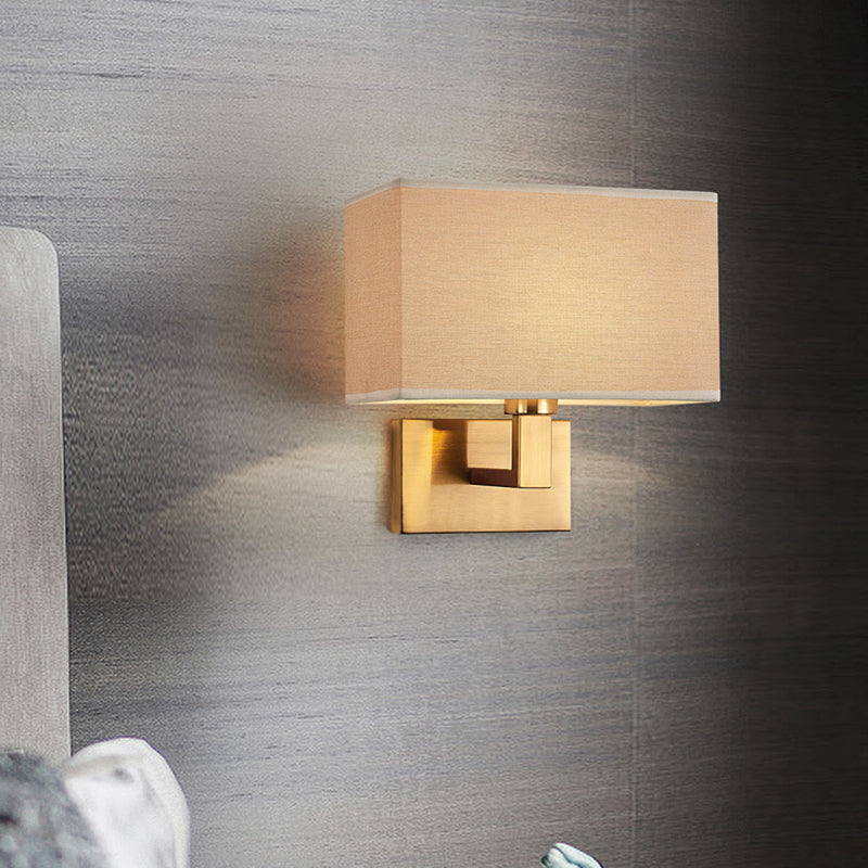 Postmoderne Kubus Wandleuchte Stoff 1-Licht Nachttisch Lese Wandleuchte in Weiß/Beige/Braun mit Schwarz/Gold Arm