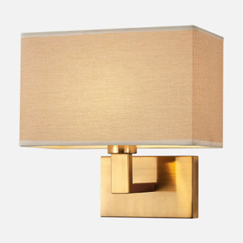 Postmoderne Kubus Wandleuchte Stoff 1-Licht Nachttisch Lese Wandleuchte in Weiß/Beige/Braun mit Schwarz/Gold Arm