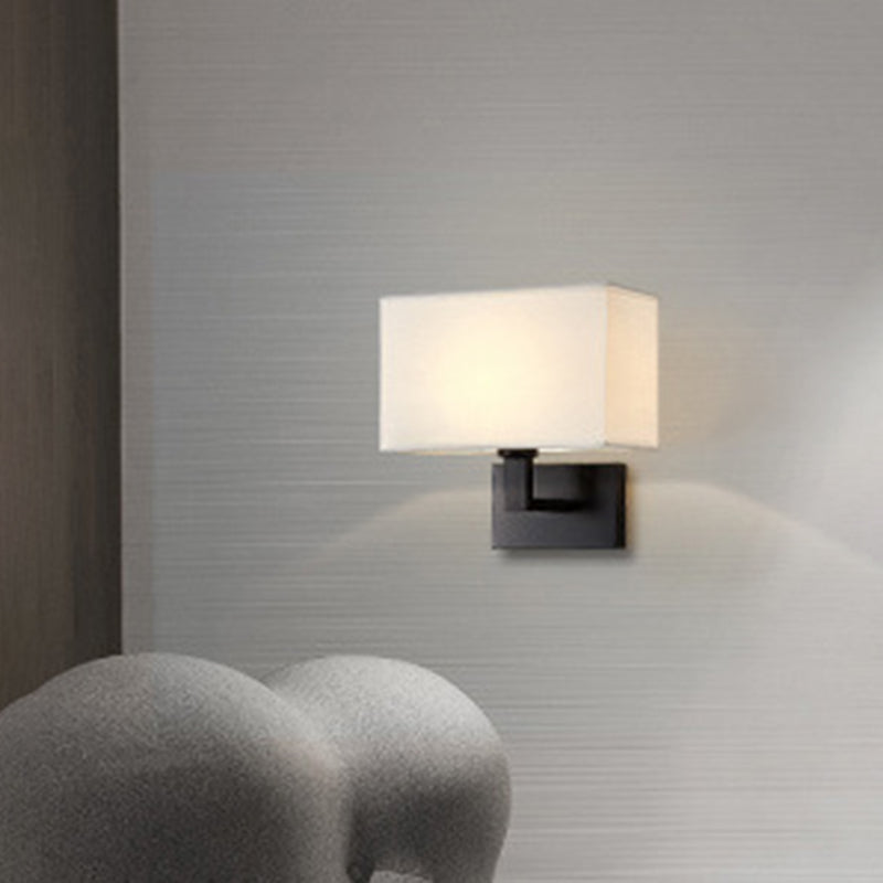Postmoderne Kubus Wandleuchte Stoff 1-Licht Nachttisch Lese Wandleuchte in Weiß/Beige/Braun mit Schwarz/Gold Arm