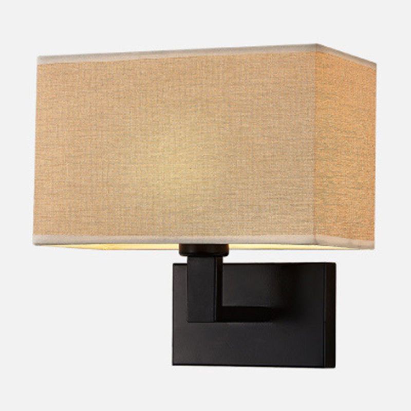 Postmoderne Kubus Wandleuchte Stoff 1-Licht Nachttisch Lese Wandleuchte in Weiß/Beige/Braun mit Schwarz/Gold Arm