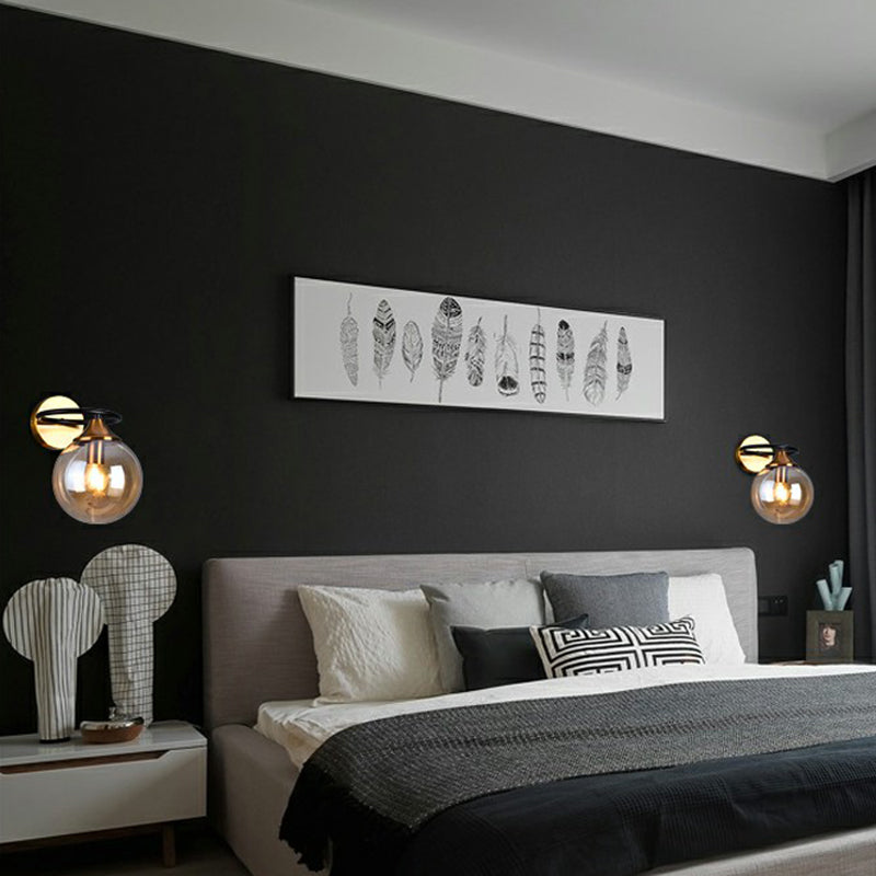 Postmoderne Stil Ball Wandlicht Glas 1-Licht Schlafzimmer Wandlampe in Messing