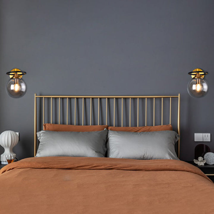 Postmoderne Stil Ball Wandlicht Glas 1-Licht Schlafzimmer Wandlampe in Messing
