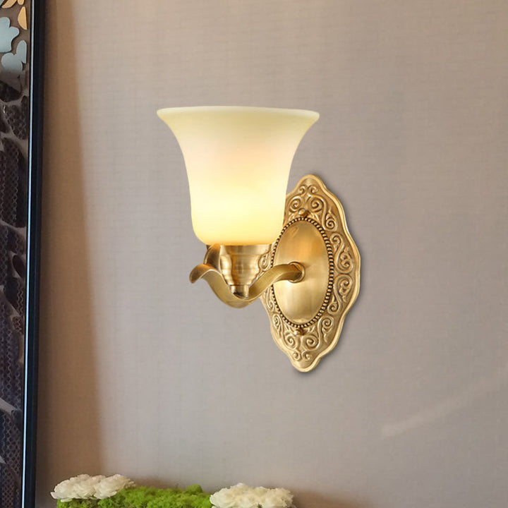 Traditionelle Glockenschirm Wandleuchte 1/2-Licht Frosted Glass Wandleuchte mit goldenem Metallarm