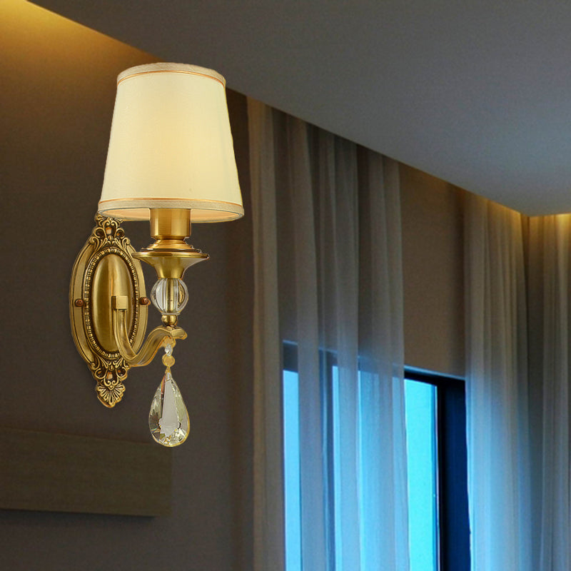 Traditionell Konische Wandmontage Lampe 1/2 Köpfe Stoff Wandstrahler Beleuchtung in Gold mit hängendem Kristall