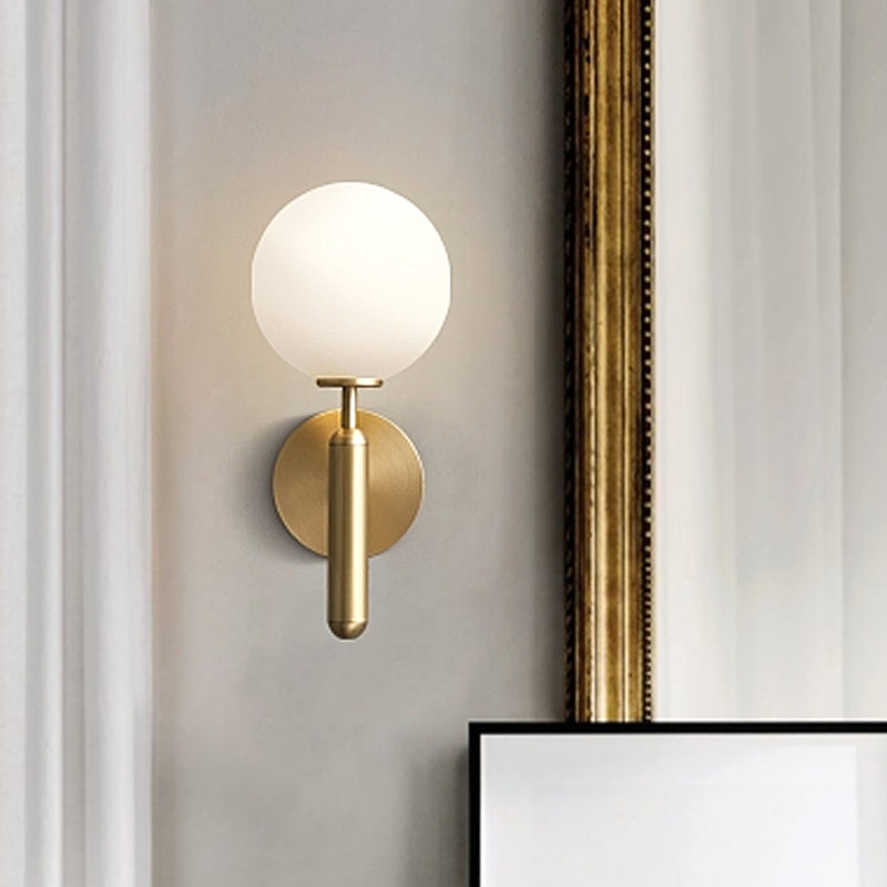Milchglas-Ball-Wandlampe Zeitgenössisch 1 Kopf Messing Wandmontage Lichtarmatur mit Metall-Bleistiftarm