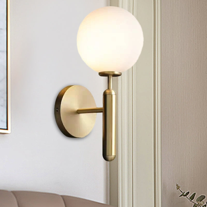 Milchglas-Ball-Wandlampe Zeitgenössisch 1 Kopf Messing Wandmontage Lichtarmatur mit Metall-Bleistiftarm