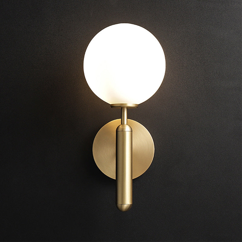 Milchglas-Ball-Wandlampe Zeitgenössisch 1 Kopf Messing Wandmontage Lichtarmatur mit Metall-Bleistiftarm