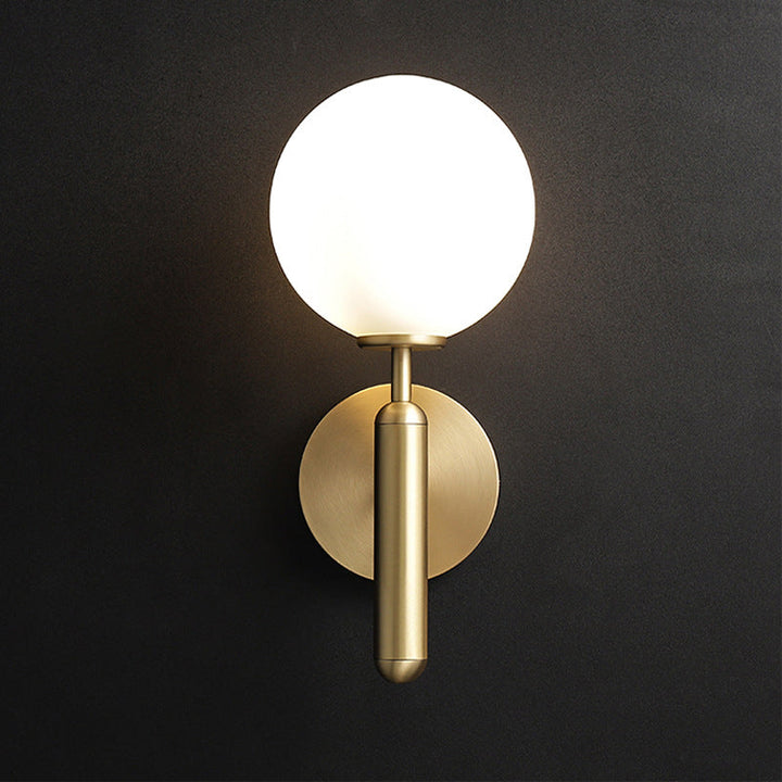 Milchglas-Ball-Wandlampe Zeitgenössisch 1 Kopf Messing Wandmontage Lichtarmatur mit Metall-Bleistiftarm