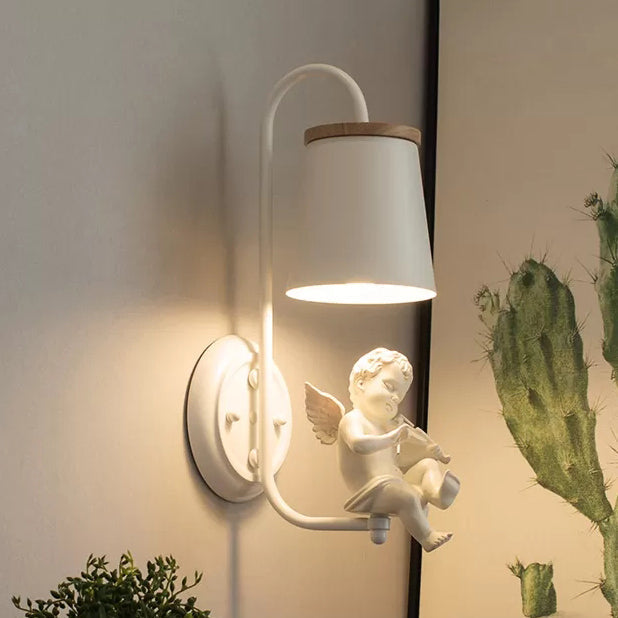 Weiße kleine Engel Wandlampe mit Eimer Schirm 1 Kopf Metall Wandlampe für das Wohnzimmer