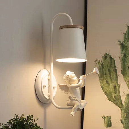 Weiße kleine Engel Wandlampe mit Eimer Schirm 1 Kopf Metall Wandlampe für das Wohnzimmer