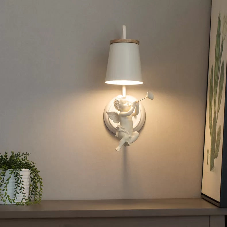 Weiße kleine Engel Wandlampe mit Eimer Schirm 1 Kopf Metall Wandlampe für das Wohnzimmer