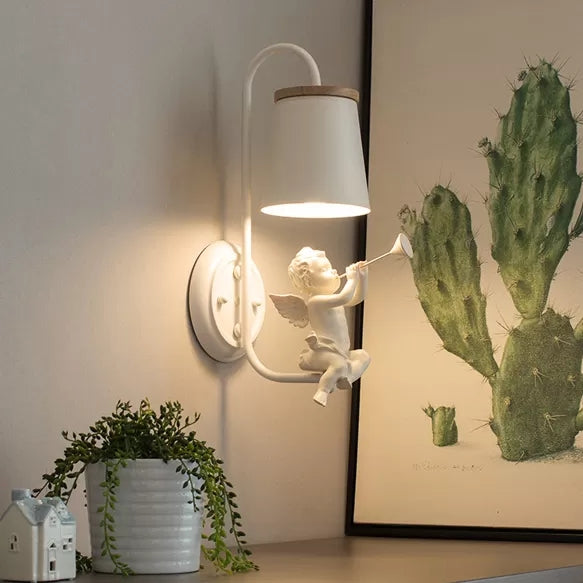 Weiße kleine Engel Wandlampe mit Eimer Schirm 1 Kopf Metall Wandlampe für das Wohnzimmer