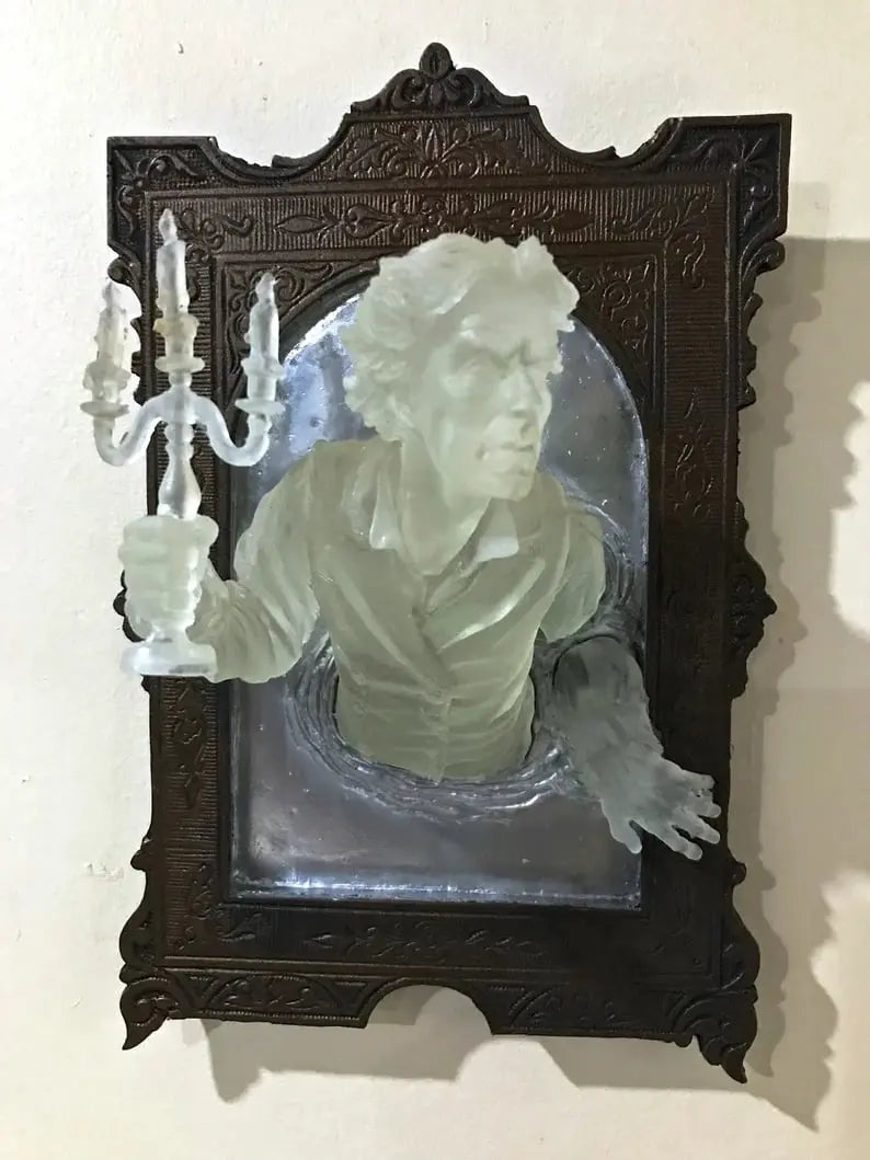 Spirit im Spiegel – Glänzende 3D-Wanddekoration aus Harz