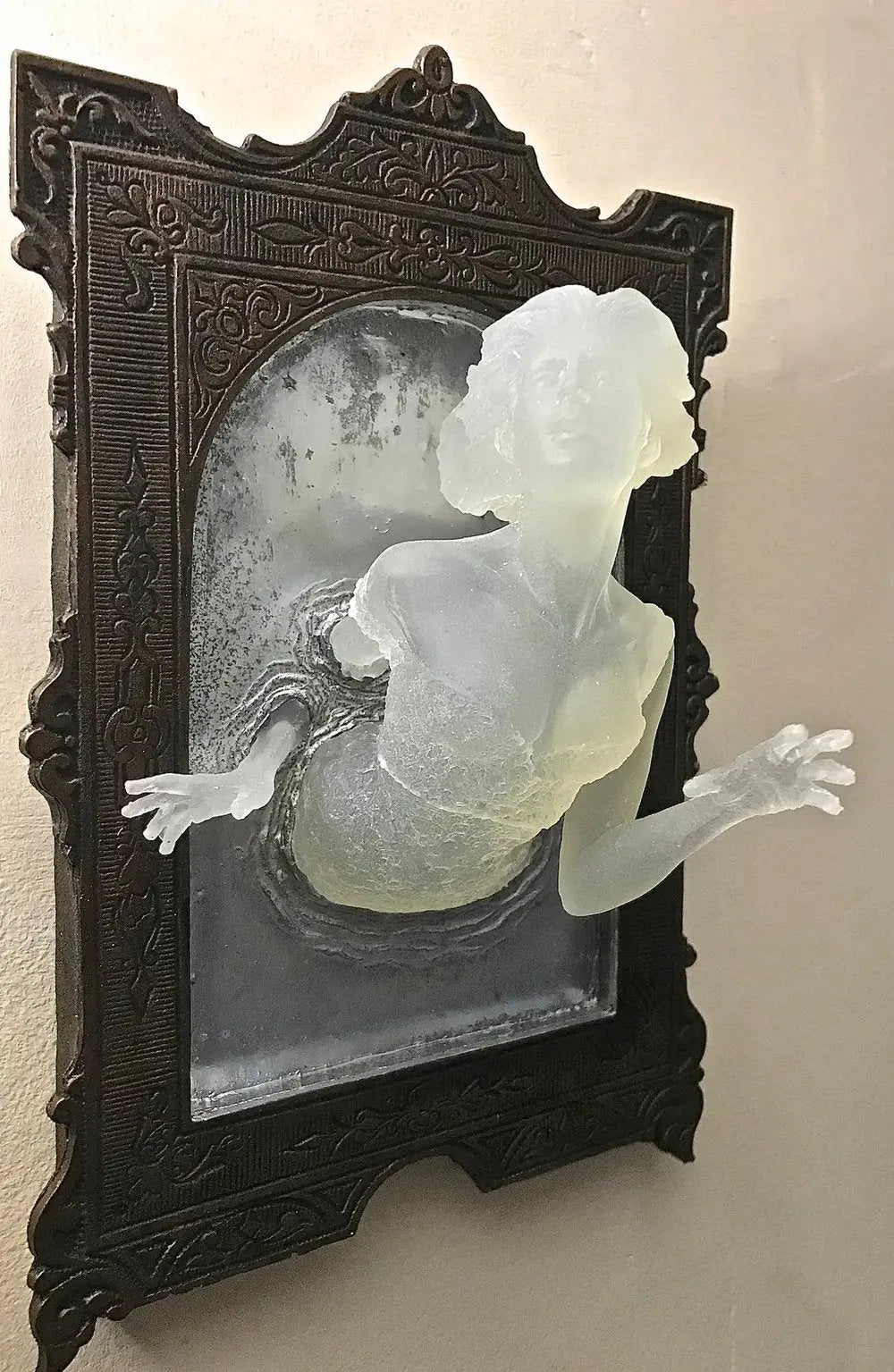 Spirit im Spiegel – Glänzende 3D-Wanddekoration aus Harz