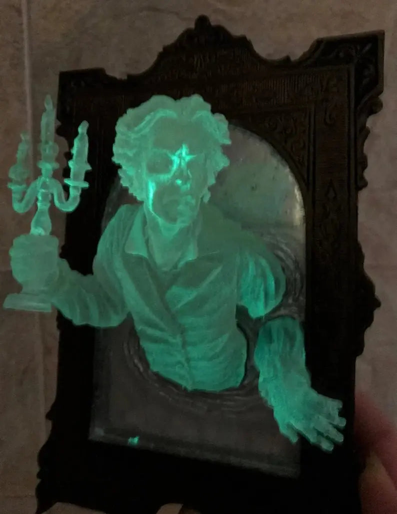 Spirit im Spiegel – Glänzende 3D-Wanddekoration aus Harz