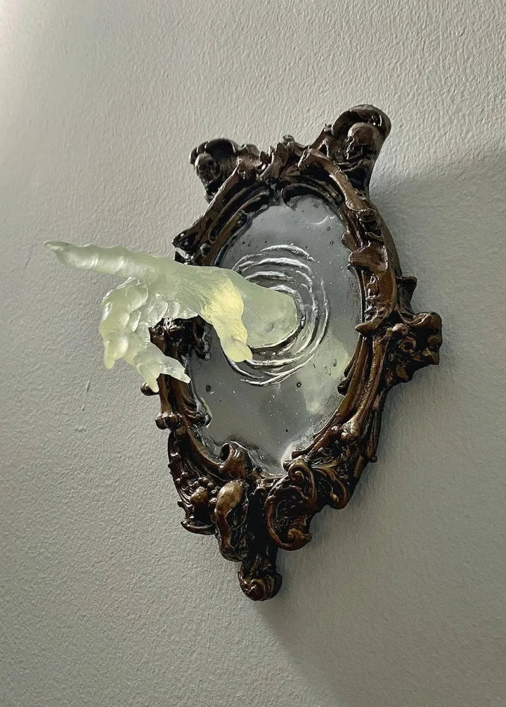 Spirit im Spiegel – Glänzende 3D-Wanddekoration aus Harz