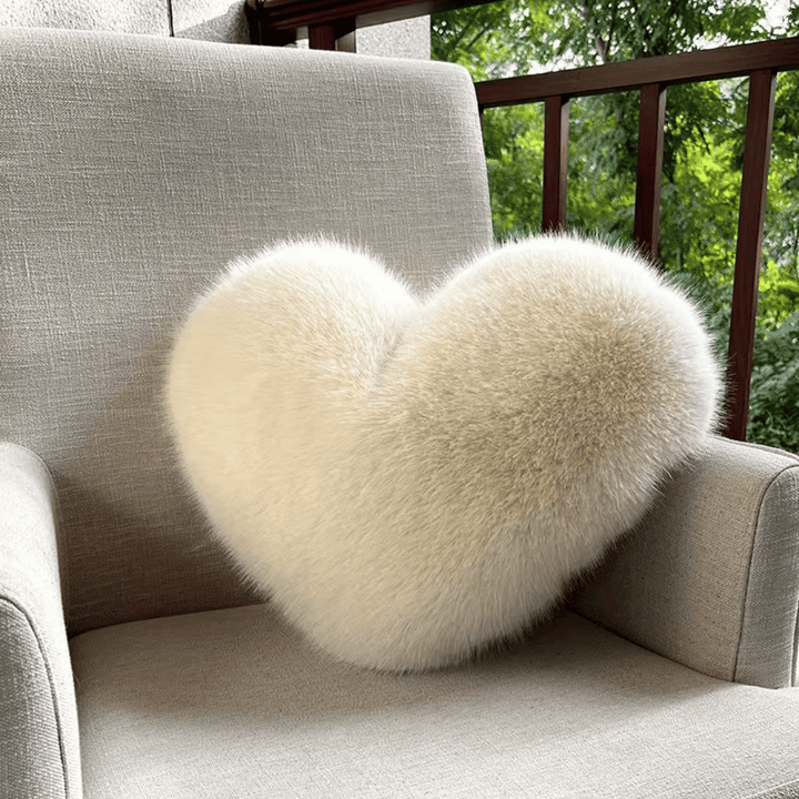 Weiche dekorative Kissen in Herzform mit plüschiger Textur