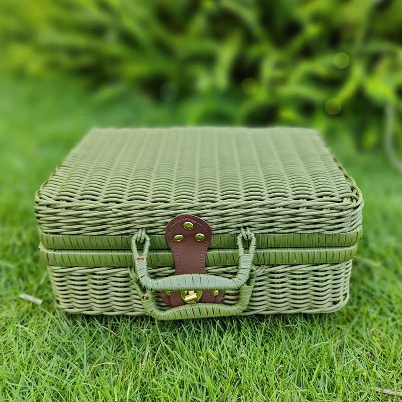 Stylische Rattenbox mit praktischen Griffen