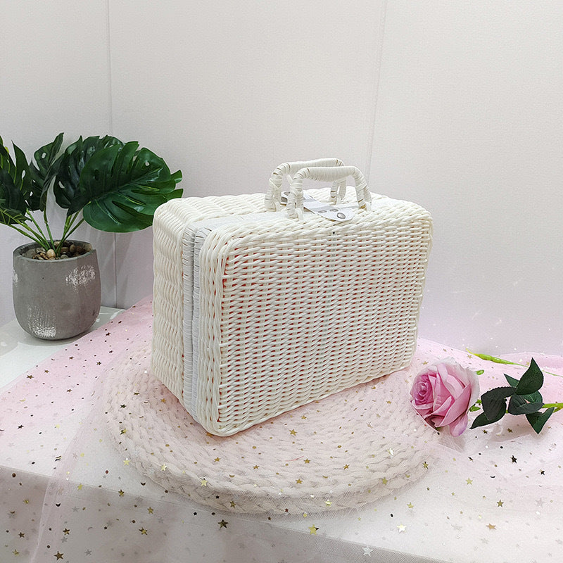 Stylische Rattenbox mit praktischen Griffen