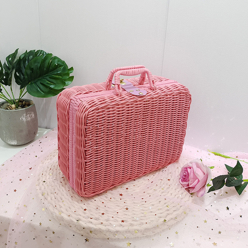 Stylische Rattenbox mit praktischen Griffen
