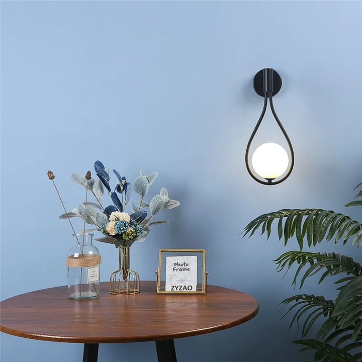 Moderne Metall- und Glaskugel-Wandleuchte – Nordic Style Wandbeleuchtung für Wohnzimmer, Schlafzimmer, Gang, Flur und Treppen – AC-betrieben, LED-Birne enthalten