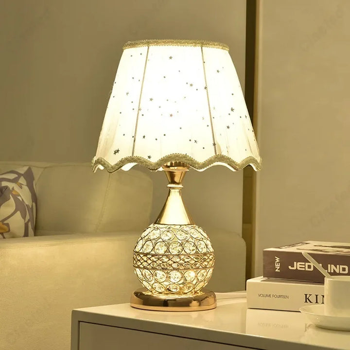 Luxuriöse europäische LED-Tischlampe mit Stoffschirm und Kristallbasis – Warmes romantisches Schlafzimmer-Nachtlicht