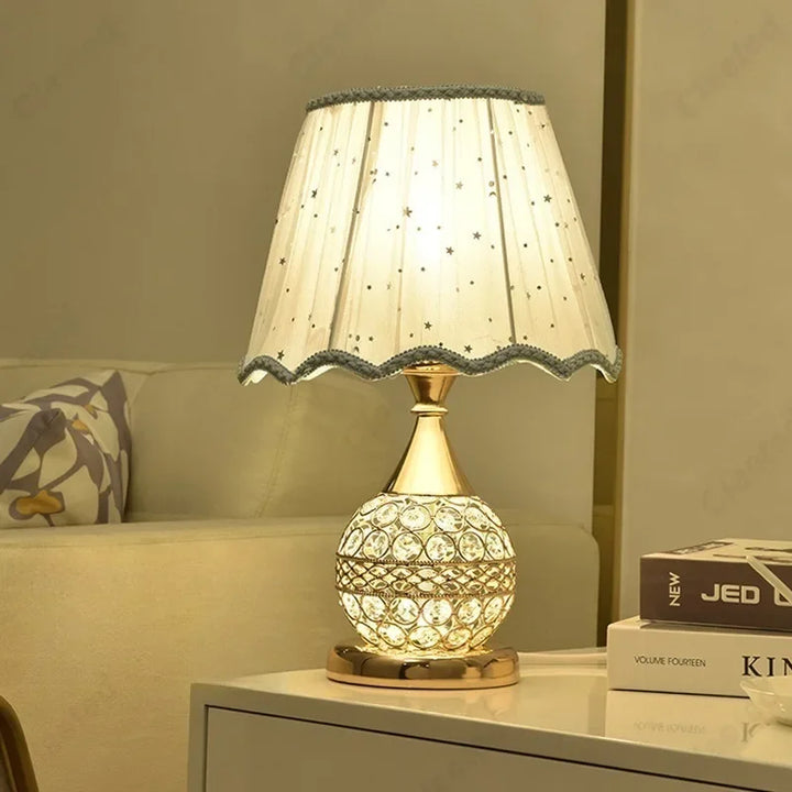 Luxuriöse europäische LED-Tischlampe mit Stoffschirm und Kristallbasis – Warmes romantisches Schlafzimmer-Nachtlicht