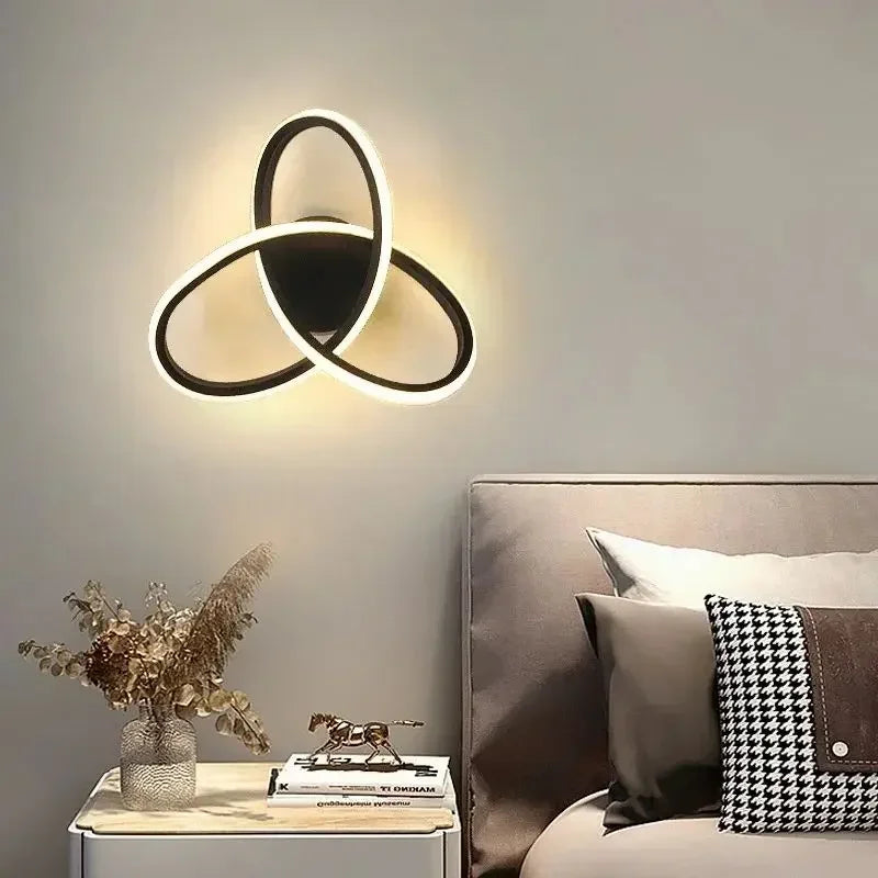 Moderne LED-Wandleuchte – Dreifach Schwarz & Weiß Deckenleuchte für Schlafzimmer, Wohnzimmer, Flur und Arbeitszimmer mit Fernbedienung und dimmbaren Optionen