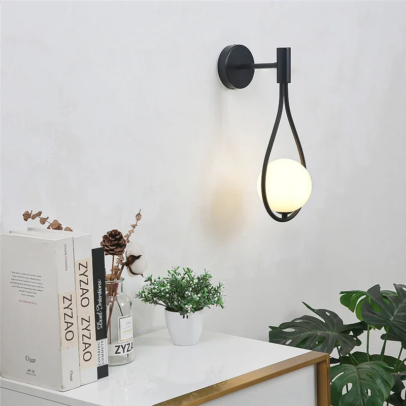 Moderne Metall- und Glaskugel-Wandleuchte – Nordic Style Wandbeleuchtung für Wohnzimmer, Schlafzimmer, Gang, Flur und Treppen – AC-betrieben, LED-Birne enthalten