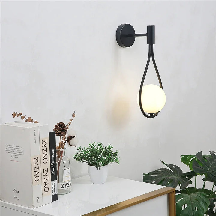Moderne Metall- und Glaskugel-Wandleuchte – Nordic Style Wandbeleuchtung für Wohnzimmer, Schlafzimmer, Gang, Flur und Treppen – AC-betrieben, LED-Birne enthalten
