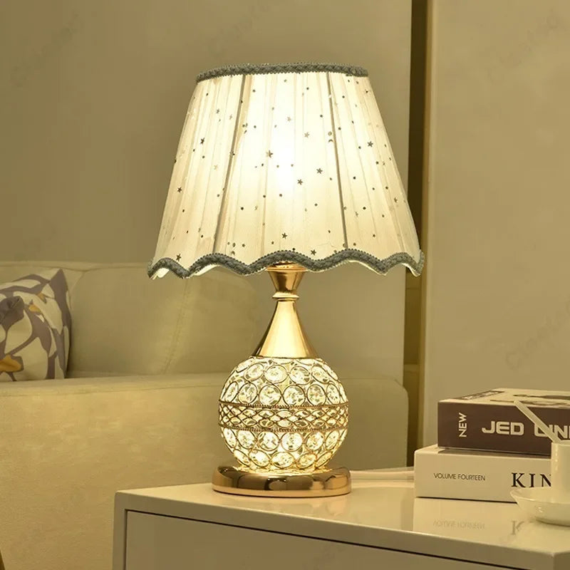 Luxuriöse europäische LED-Tischlampe mit Stoffschirm und Kristallbasis – Warmes romantisches Schlafzimmer-Nachtlicht